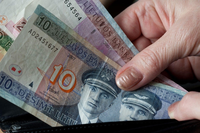 Kitąmet siūloma padidinti atlyginimus kai kuriems valdininkams