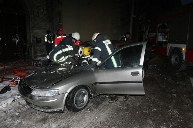 Sprukdami nuo policijos jaunuoliai Vilniaus centre atsitrenkė į medį 