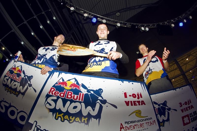 Daugiau nei šimtas irkluotojų grūmėsi “Red Bull Snow Kayak”