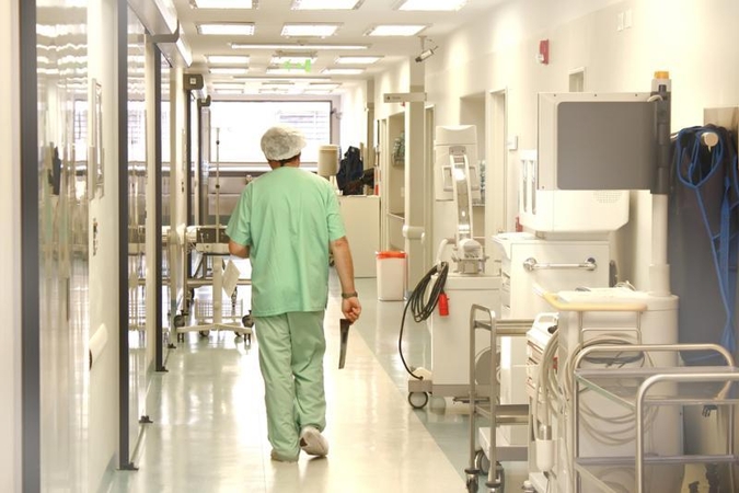 Jauna moteris kenčia nuo alergijos šiuolaikiniam gyvenimui
