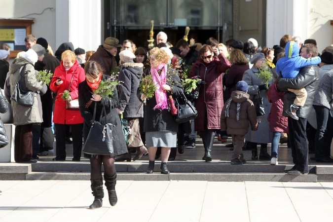 Į namus vilniečiai traukė nešini šventintomis verbomis