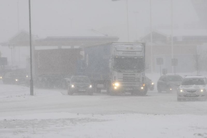 Dėl slidžių kelių uostamiestyje – virtinės avarijų  
