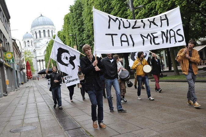 Kaune protestavo lietuviška muzika nusivylę studentai 