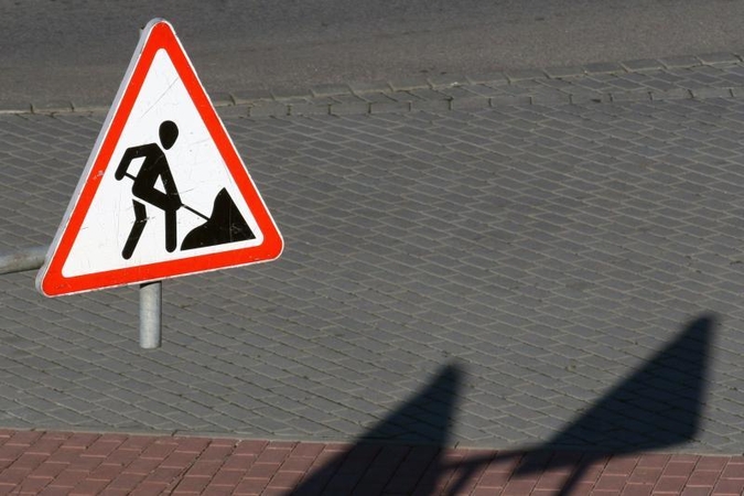 Girto vairuotojo sukeltoje avarijoje sužeistas kelių darbininkas