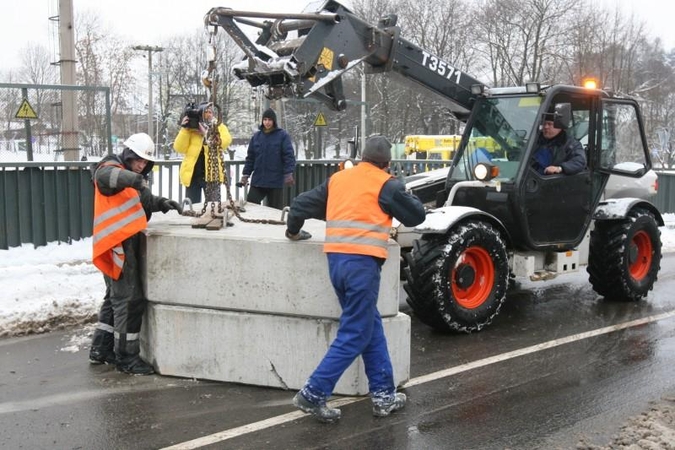 Vilniuje ant viaduko iškrito vežamo krano konstrukcijos