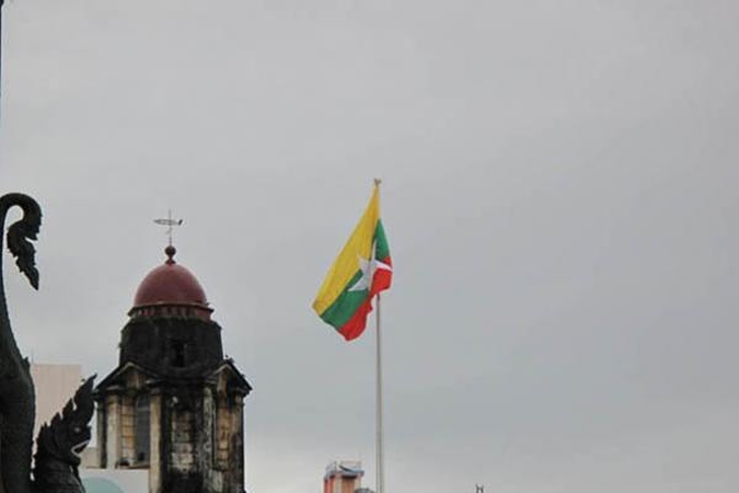 Mianmare vykstančius rinkimus temdo nuogąstavimai dėl sukčiavimo