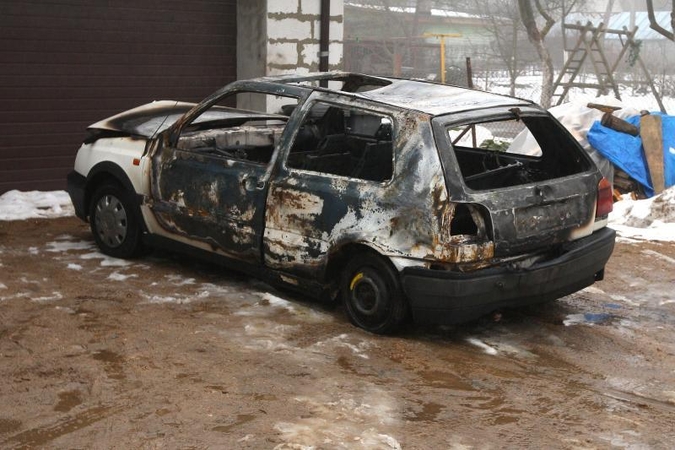 Kaune liepsnos prarijo du automobilius  