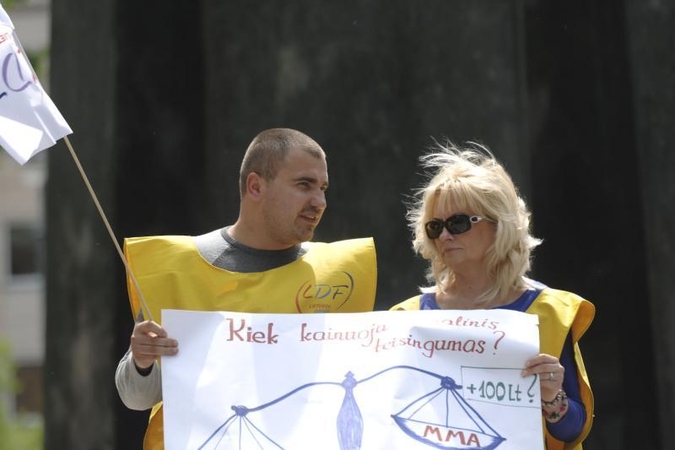 Profsąjungos surengė įspėjamąją akciją dėl darbo kodekso pataisų