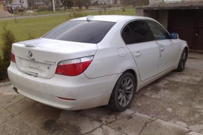 Neveronyse rasti du Vokietijoje vogti apynauji BMW 5