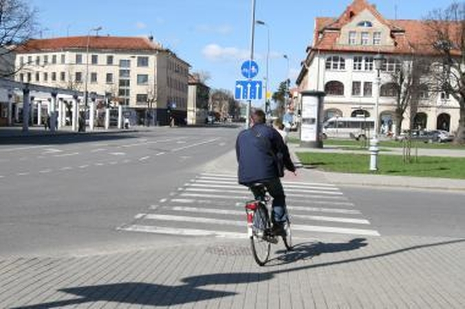 Policija ieško mažametę partrenkusio dviratininko