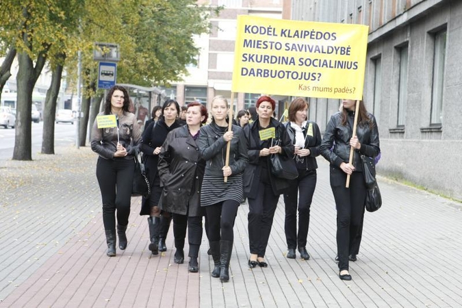Socialiniai darbuotojai piketavo prie Klaipėdos savivaldybės