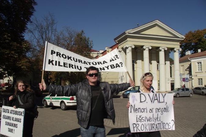 Teisėjus prie prezidentūros pasitiko D.Kedžio šalininkai