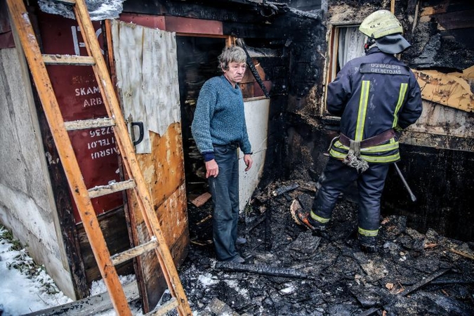 Per gaisrą Palemono gatvėje išgelbėti trys žmonės