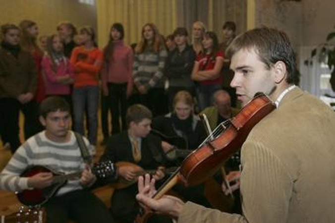 „Lipk ant sienų“ siūlo šėlti folkloro ritmais