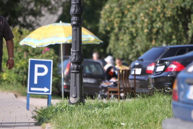 Vairuotojai 106 gyvenimo dienas prasukioja stovėjimo aikštelėse