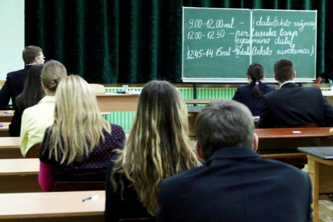 Ministras: tautinių mažumų mokiniams sunkiau įkandama gramatika
