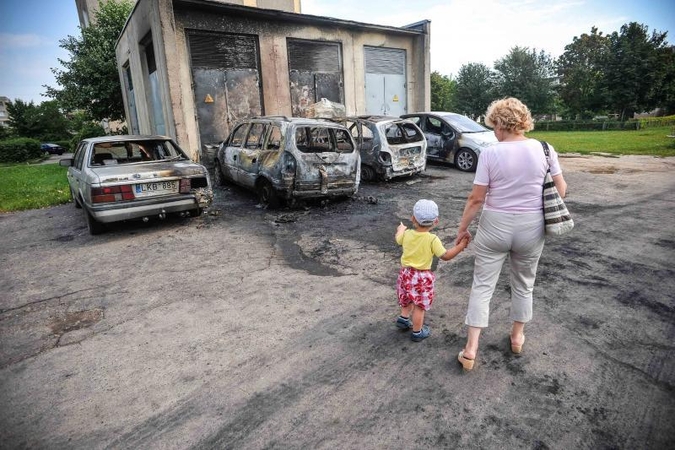 Kaune naktį sudegė keturi       automobiliai 