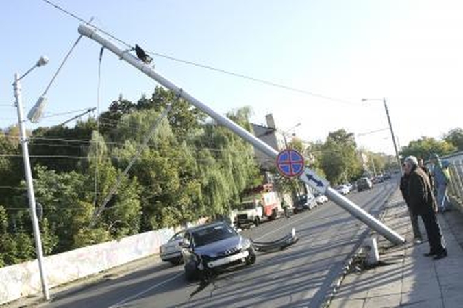 "Trijų dienų" vairuotojas Kaune nurėžė stulpą (papildyta) 