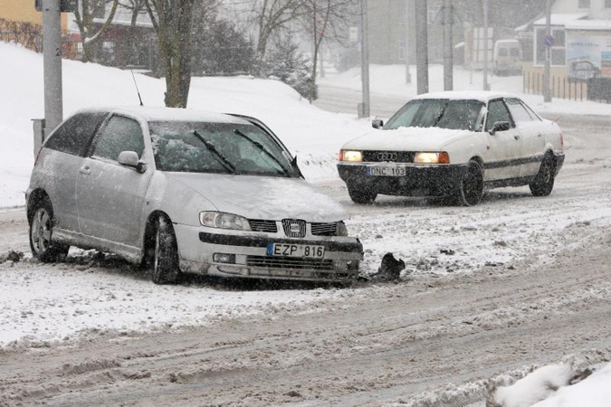 Automobiliai slidinėjo apsnigtose gatvėse 