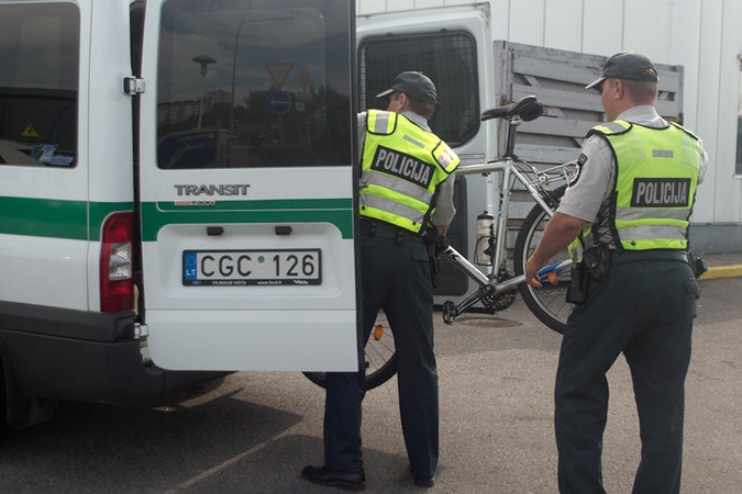 Girtas dviratininkas bandė papirkti policijos pareigūnus
