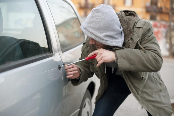 Bedarbį pričiupo bevagiantį 500 litų vertės automobilį 