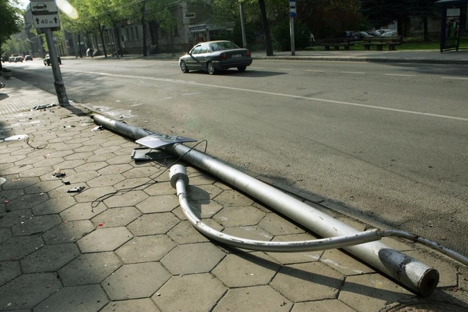 Gimtadienį šventęs girtas vairuotojas nuniokojo K.Donelaičio gatvę