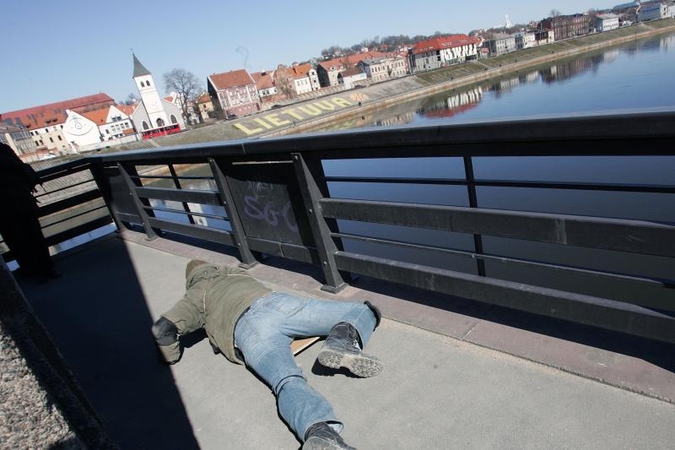 Už Lietuvos vienybę – šliaužte per Vytauto Didžiojo tiltą