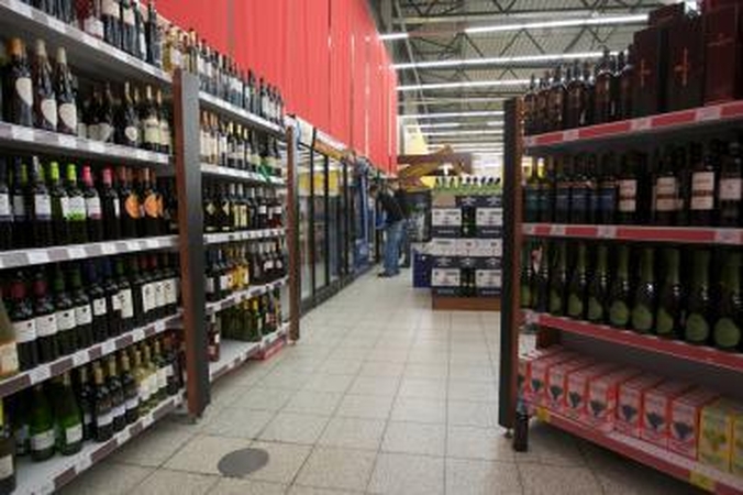 Prekybą alkoholiu nori leisti ir prie mokyklų, ir prie bažnyčių