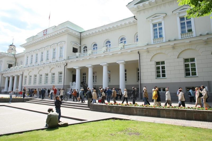Per šimtą žmonių susirinko protestuoti prie Prezidentūros
