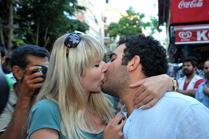 Turkijoje islamistai užpuolė „bučinių protestą“