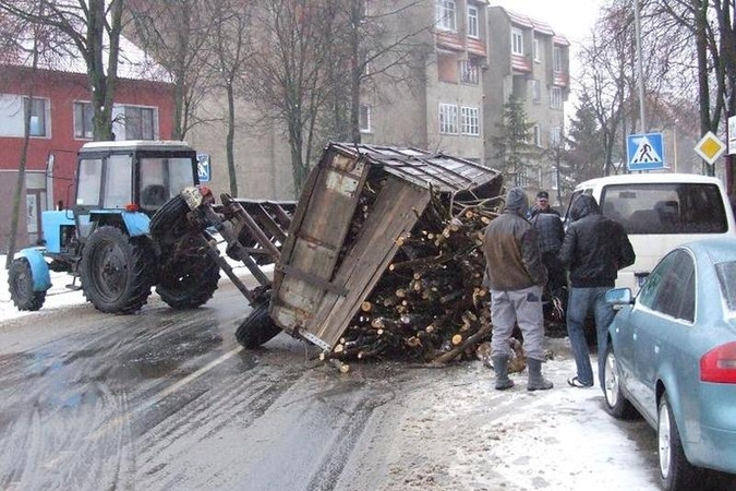 Šilutėje apsivertė medieną vežusio traktoriaus priekaba