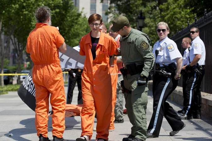 B. Obama siekia iš naujo apibrėžti JAV karą su teroru