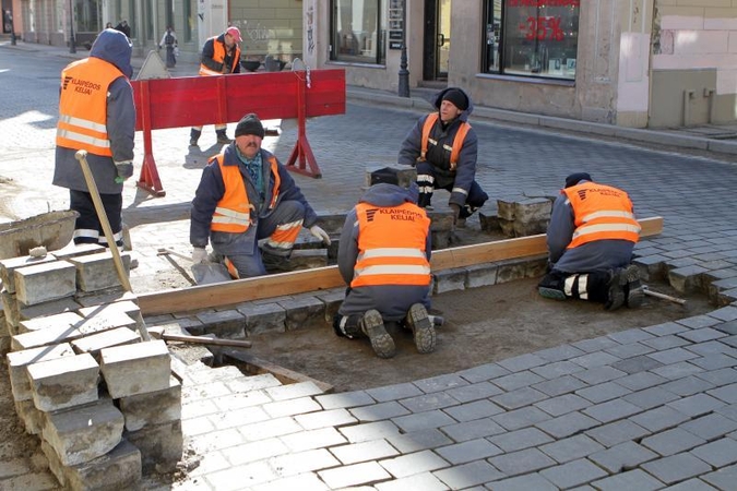 Tiltų gatvėje jau perklojamas grindinys 
