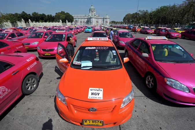 Bankoke – ryškiaspalvių taksi automobilių protestas