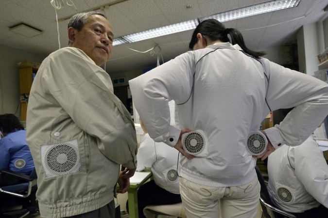 Japonai nuo kaitros mėgina gintis "vėdinamais" drabužiais