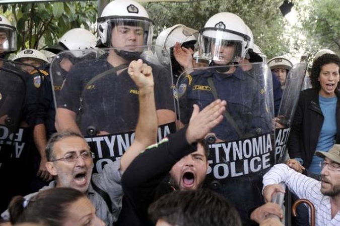 Graikijos policija prieš protestuojančius studentus panaudojo ašarines dujas
