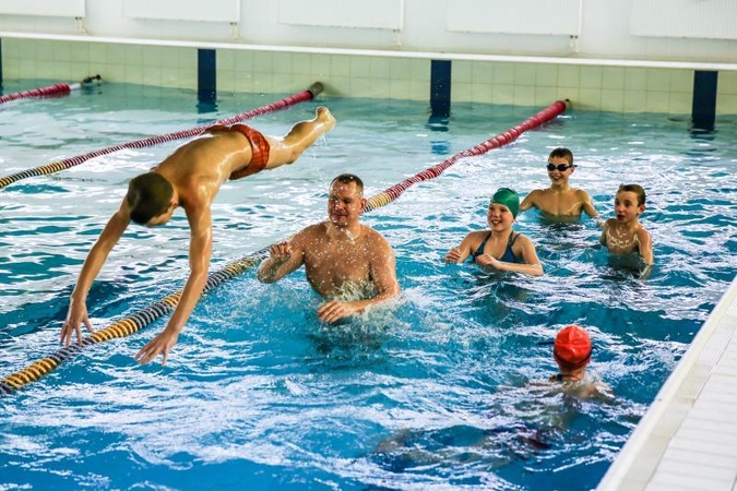 Našlaičiams – vertingos plaukimo pamokos