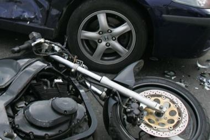 Motociklui susidūrus su automobiliu, nukentėjo nepilnametis motociklo keleivis
