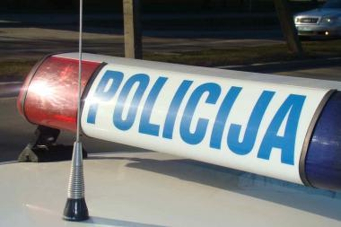 Iš vandens karjero ištrauktas automobilis