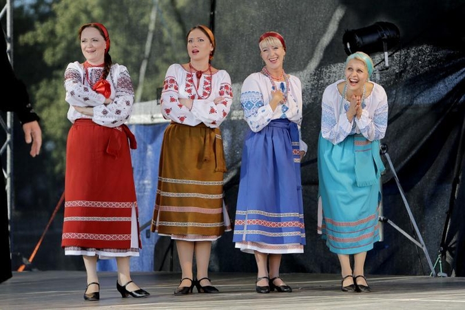 Prasidėjo tarptautinis gatvės teatrų festivalis „Šermukšnis“