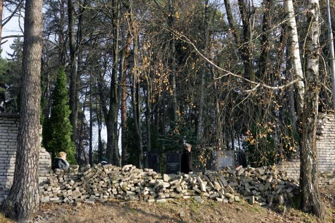 Vilniaus valdžia per du mėnesius nerado pinigų nugriuvusiai Antakalnio kapinių tvorai
