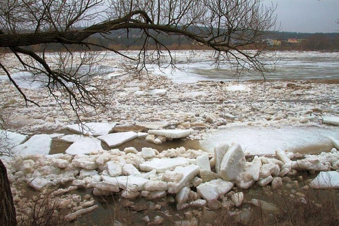 Dėl upės grėsmės gyventojų laukia nerami naktis