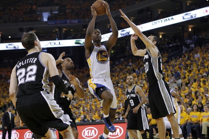 „Warriors“ per pratęsimą tėškė dar vieną antausį „Spurs“ senjorams