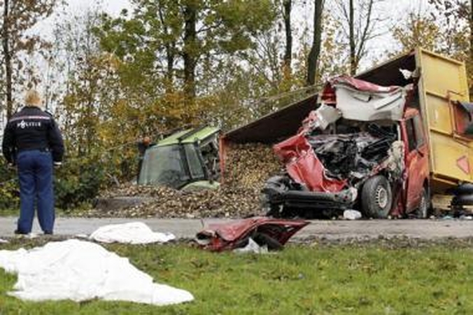 Nyderlanduose mikroautobusui susidūrus su traktoriumi žuvo du žmonės, aštuoni sužeisti
