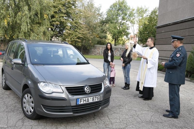 Klaipėdoje kunigai laimina saugioms kelionėms mašinas