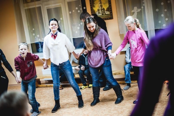 Studentai globos namų vaikams dovanojo širdies šilumą