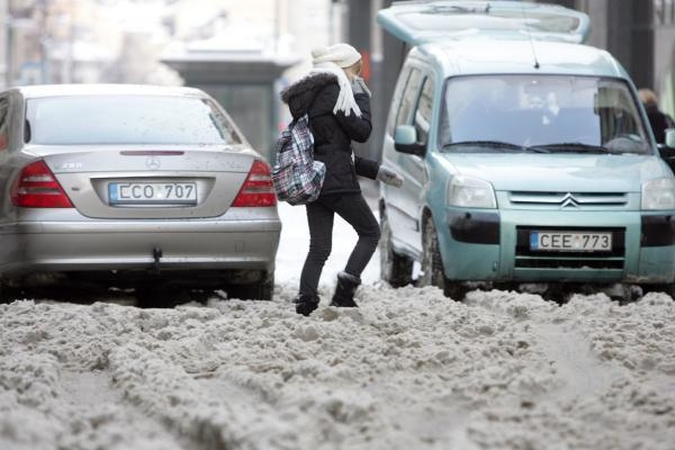 Šalčio gniaužtuose - vis daugiau automobilių