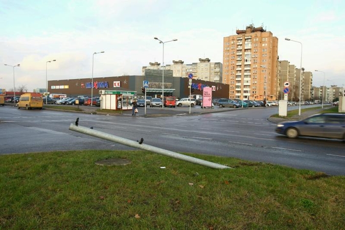 Kaune autobusas rėžėsi į „Audi“ ir nuvertė šviesoforą