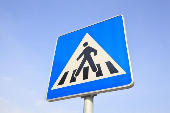 Girto policininko automobilis perėjoje partrenkė 16-metę