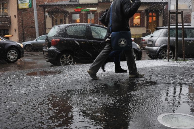 Eismo sąlygas sunkins šlapdriba, stiprus vėjas ir plikledis